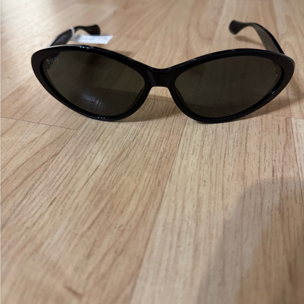 Gucci Elegant Black Sunglasses